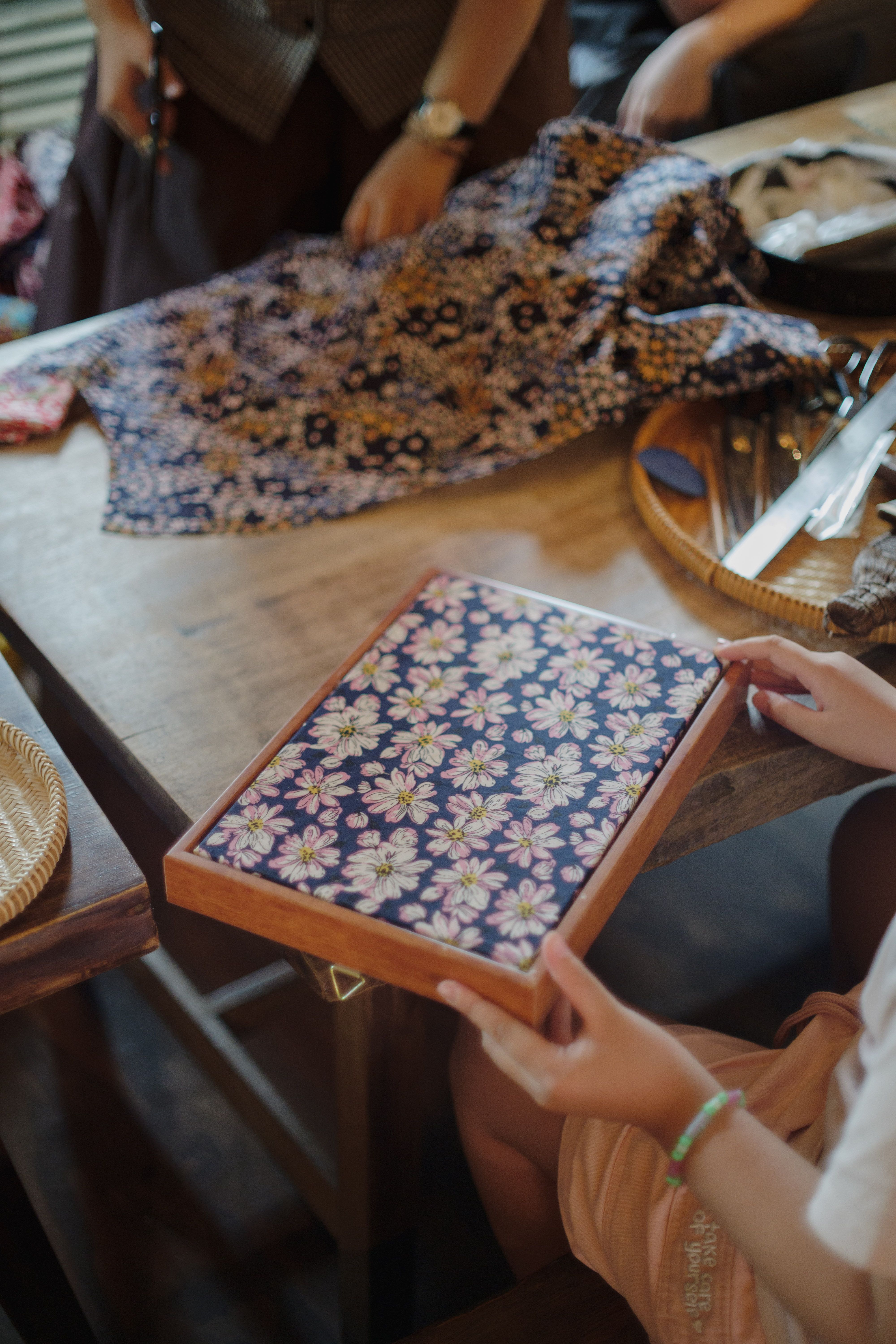 Workshop bồi vải mang lại cho du khách khoảng thời gian chậm rãi trải nghiệm nghề thủ công